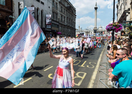 London, Großbritannien. 7. Juli 2018. Nachtschwärmer werden, nehmen an der Pride Parade in London. Das jährliche Festival zieht Hunderte von Tausenden von Menschen auf den Straßen der britischen Hauptstadt der LGBT + Gemeinschaft zu feiern. Credit: Wiktor Szymanowicz/Alamy leben Nachrichten Stockfoto