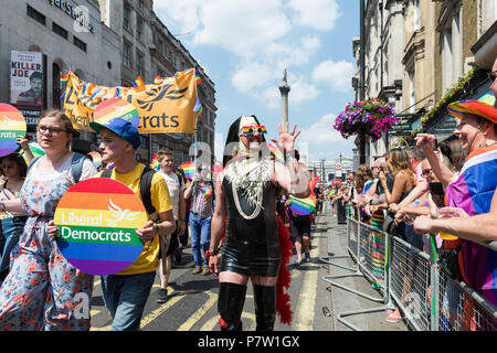 London, Großbritannien. 7. Juli 2018. Nachtschwärmer werden, nehmen an der Pride Parade in London. Das jährliche Festival zieht Hunderte von Tausenden von Menschen auf den Straßen der britischen Hauptstadt der LGBT + Gemeinschaft zu feiern. Credit: Wiktor Szymanowicz/Alamy leben Nachrichten Stockfoto