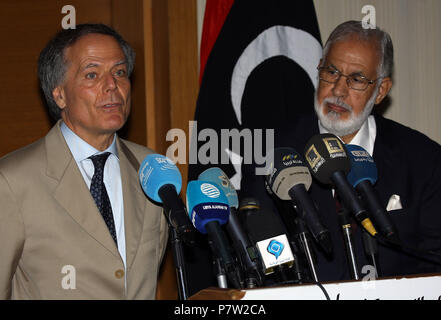 Tripolis. 8. Juli 2018. Mohamed Sayala (R), Außenminister der UN-backed libysche Regierung und der italienische Außenminister Enzo Moavero Milanesi eine Pressekonferenz in Tripolis, die Hauptstadt von Libyen, 7. Juli 2018 sorgen. Mohamed Sayala am Samstag angekündigt, die Aktivierung der Libya-Italy Vertrag über Freundschaft, Partnerschaft und Zusammenarbeit, das 2008 unterzeichnet wurde. Quelle: Xinhua/Alamy leben Nachrichten Stockfoto