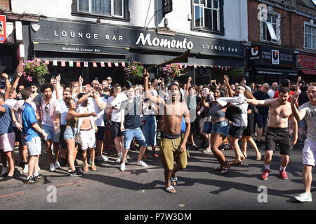 London, Großbritannien. 07 Juli, 2018. Menschenmassen Go Wild als England qualifizieren sich für die nächste Phase der Weltmeisterschaft. Sie besiegte Schweden 2-0. Straßenverkehr führte zu einem stand noch in Liverpool Street, London. Credit: Ricardo Maynard/Alamy leben Nachrichten Stockfoto