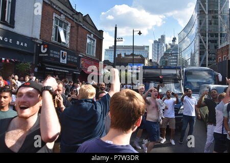 London, Großbritannien. 07 Juli, 2018. Menschenmassen Go Wild als England qualifizieren sich für die nächste Phase der Weltmeisterschaft. Sie besiegte Schweden 2-0. Straßenverkehr führte zu einem stand noch in Liverpool Street, London. Credit: Ricardo Maynard/Alamy leben Nachrichten Stockfoto