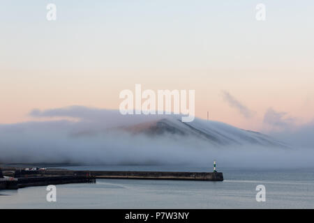 Aberystwyth, Ceredigion, Wales, Großbritannien, 08. Juli 2018 UK Wetter: Wolken und Nebel über den Himmel über Aberystwyth in den frühen Morgenstunden verschoben, es bald verschwunden, wie die Sonne begann, das Land zu beleuchten. © Ian Jones/Alamy Leben Nachrichten. Stockfoto