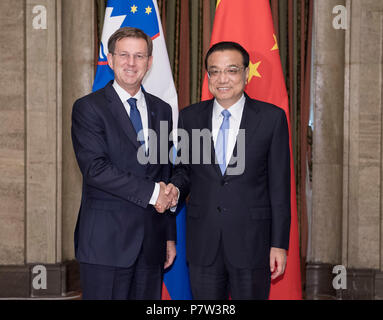 Sofia, Bulgarien. 7. Juli 2018. Chinesische Ministerpräsident Li Keqiang (R) trifft mit dem slowenischen Premierminister Miro Cerar in Sofia, Bulgarien, 7. Juli 2018. Credit: Li Tao/Xinhua/Alamy leben Nachrichten Stockfoto