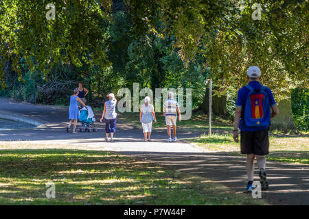 Northampton. Großbritannien 8. Juli 2018. Wetter. Die Menschen genießen die kühlere Luft durch den See in Abington Park vor der Hitze des Tages ist es heute Morgen recht viel los nach einem leeren Park gestern Nachmittag mit jedem beobachten die Fußball. Credit: Keith J Smith./Alamy leben Nachrichten Stockfoto