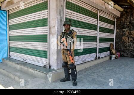 Juli 8, 2018 - Srinagar, J&K, Indien - eine paramilitärische Soldat stand Guard während auferlegten Beschränkungen und am Vorabend der zweiten Tod Jahrestag der Rebel commander Burhan Nassim Wani in Srinagar. Burhan und seine Mitarbeiter waren an diesem Tag im Jahr 2016 Auslösen einer massiven anti-Indien Aufstand in Kaschmir getötet. Während des Aufstandes mehr als 90 Menschen wurden getötet, rund 15.000 wurden verletzt, unter ihnen 950 Augenverletzungen mit pellet Gewehre empfangen. Credit: Saqib Majeed/SOPA Images/ZUMA Draht/Alamy leben Nachrichten Stockfoto