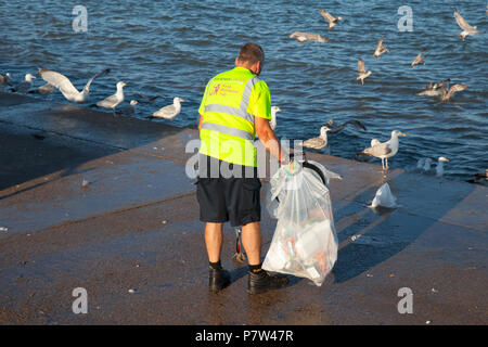 Blackpool, Lancashire, UK. 8. Juli 2018. Große, saubere, nach einer Nacht der Feier. England's Gewinn gibt der nord-westlichen Wirtschaft Auftrieb mit Bars und Restaurant genießen Sie einen Aufschwung als die Stadt feiert. Credit: MediaWorldImages/Alamy leben Nachrichten Stockfoto