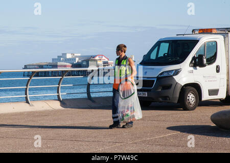 Blackpool, Lancashire, UK. 8. Juli 2018. Große, saubere, nach einer Nacht der Feier. England's Gewinn gibt der nord-westlichen Wirtschaft Auftrieb mit Bars und Restaurant genießen Sie einen Aufschwung als die Stadt feiert. Credit: MediaWorldImages/Alamy leben Nachrichten Stockfoto