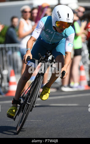 Frankfurt am Main, Deutschland. 08 Juli, 2018. Vom 8. Juli 2018, Frankfurt/Main, Deutschland: Anne Haug aus Deutschland reiten ihr Fahrrad in der zweiten Runde während des Ironman Europameisterschaft. Foto: Arne Dedert/dpa Quelle: dpa Picture alliance/Alamy leben Nachrichten Stockfoto