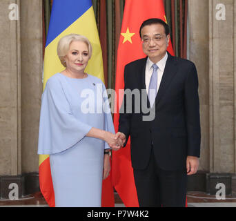 Sofia, Bulgarien. 7. Juli 2018. Chinesische Ministerpräsident Li Keqiang (R) trifft sich mit der rumänische Premierminister Viorica Dancila in Sofia, Bulgarien, 7. Juli 2018. Credit: Liu Weibing/Xinhua/Alamy leben Nachrichten Stockfoto