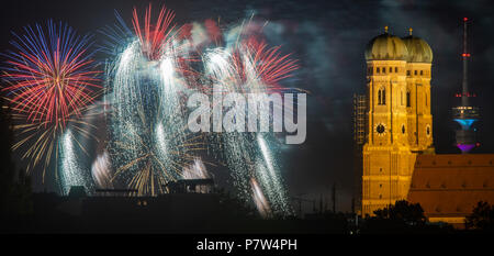 München, Deutschland. 07 Juli, 2018. Eine orchestrierte Feuerwerk mit dem Titel Traum "Münchner Sommernachtstraum" im Olympiapark, leuchtet der Himmel über München und die Türme der Frauenkirche (2. R) und den Fernsehturm (R) in der Nähe. Credit: Peter Kneffel/dpa/Alamy leben Nachrichten Stockfoto