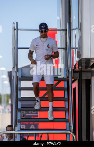 Silverstone Circuit, Silverstone, Großbritannien. 8. Juli 2018. Britische Formel 1 Grand Prix, Race Day; MERCEDES AMG PETRONAS Motorsport Fahrer Lewis Hamilton verlässt das Team Lkw Fahrer Umzug Credit: Aktion plus Sport/Alamy Leben Nachrichten teilnehmen Stockfoto