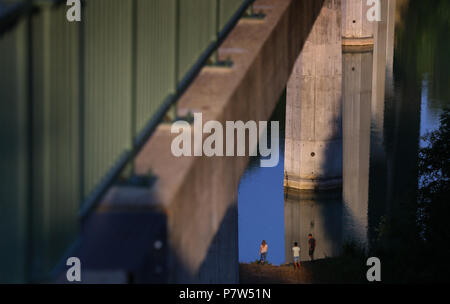 Deutschland, Schongau. 7. Juli 2018. Menschen können unter der 45 Meter hohen lechtaler Brücke gesehen werden. Foto: Karl-Josef Hildenbrand/dpa/Alamy leben Nachrichten Stockfoto