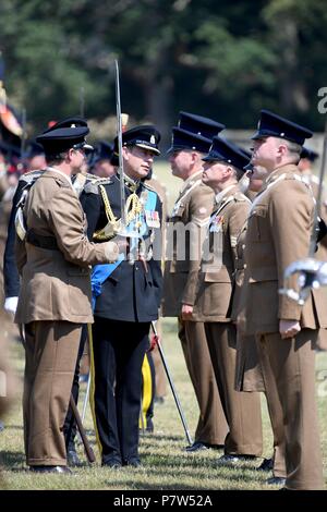 Dorset, Großbritannien. Vom 8. Juli 2018. Seine königliche Hoheit Prince Edward, Earl of Wessex, stellt Royal Wessex Yeomanry South West Regiment erste Guidon, Lulworth Castle, Dorset Credit: Finnbarr Webster/Alamy leben Nachrichten Stockfoto