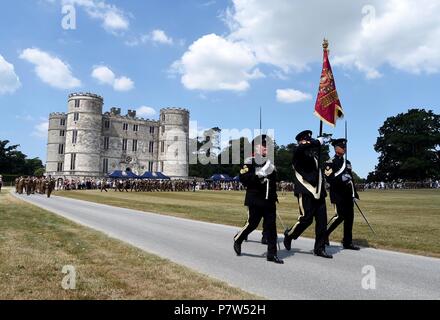 Dorset, Großbritannien. Vom 8. Juli 2018. Seine königliche Hoheit Prince Edward, Earl of Wessex, stellt Royal Wessex Yeomanry South West Regiment erste Guidon, Lulworth Castle, Dorset Credit: Finnbarr Webster/Alamy leben Nachrichten Stockfoto