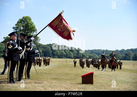 Dorset, Großbritannien. Vom 8. Juli 2018. Seine königliche Hoheit Prince Edward, Earl of Wessex, stellt Royal Wessex Yeomanry South West Regiment erste Guidon, Lulworth Castle, Dorset Credit: Finnbarr Webster/Alamy leben Nachrichten Stockfoto