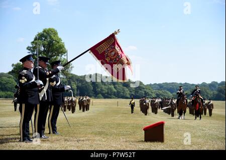 Dorset, Großbritannien. Vom 8. Juli 2018. Seine königliche Hoheit Prince Edward, Earl of Wessex, stellt Royal Wessex Yeomanry South West Regiment erste Guidon, Lulworth Castle, Dorset Credit: Finnbarr Webster/Alamy leben Nachrichten Stockfoto