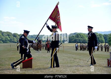 Dorset, Großbritannien. Vom 8. Juli 2018. Seine königliche Hoheit Prince Edward, Earl of Wessex, stellt Royal Wessex Yeomanry South West Regiment erste Guidon, Lulworth Castle, Dorset Credit: Finnbarr Webster/Alamy leben Nachrichten Stockfoto