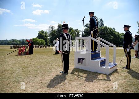 Dorset, Großbritannien. Vom 8. Juli 2018. Seine königliche Hoheit Prince Edward, Earl of Wessex, stellt Royal Wessex Yeomanry South West Regiment erste Guidon, Lulworth Castle, Dorset Credit: Finnbarr Webster/Alamy leben Nachrichten Stockfoto