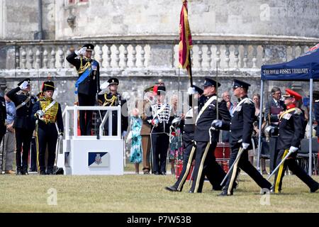 Dorset, Großbritannien. Vom 8. Juli 2018. Seine königliche Hoheit Prince Edward, Earl of Wessex, stellt Royal Wessex Yeomanry South West Regiment erste Guidon, Lulworth Castle, Dorset Credit: Finnbarr Webster/Alamy leben Nachrichten Stockfoto