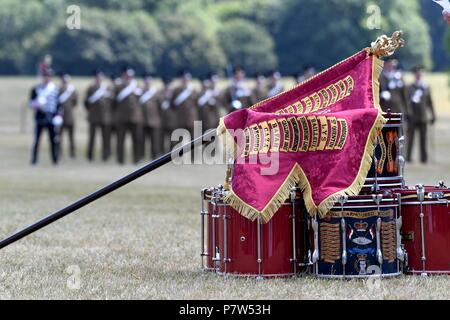 Dorset, Großbritannien. Vom 8. Juli 2018. Seine königliche Hoheit Prince Edward, Earl of Wessex, stellt Royal Wessex Yeomanry South West Regiment erste Guidon, Lulworth Castle, Dorset Credit: Finnbarr Webster/Alamy leben Nachrichten Stockfoto