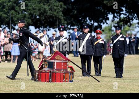 Dorset, Großbritannien. Vom 8. Juli 2018. Seine königliche Hoheit Prince Edward, Earl of Wessex, stellt Royal Wessex Yeomanry South West Regiment erste Guidon, Lulworth Castle, Dorset Credit: Finnbarr Webster/Alamy leben Nachrichten Stockfoto