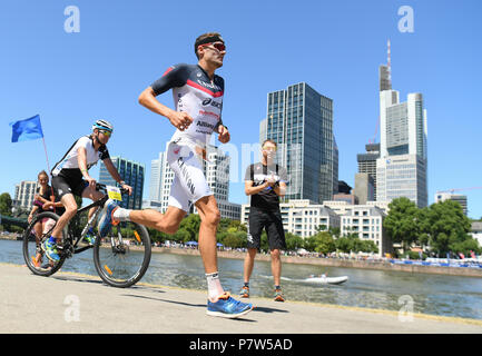 Frankfurt am Main, Deutschland. 08 Juli, 2018. Vom 8. Juli 2018, Frankfurt/Main, Deutschland: Jan Frodeno (C) aus Deutschland auf der Marathonstrecke während des Ironman Europameisterschaft. Foto: Arne Dedert/dpa Quelle: dpa Picture alliance/Alamy leben Nachrichten Stockfoto