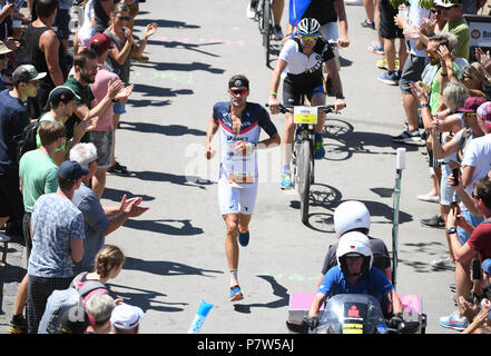 Frankfurt am Main, Deutschland. 08 Juli, 2018. Vom 8. Juli 2018, Frankfurt/Main, Deutschland: Jan Frodeno (C) aus Deutschland auf der Marathonstrecke während des Ironman Europameisterschaft. Foto: Arne Dedert/dpa Quelle: dpa Picture alliance/Alamy leben Nachrichten Stockfoto