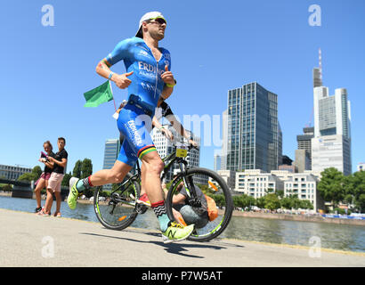 Frankfurt am Main, Deutschland. 08 Juli, 2018. Vom 8. Juli 2018, Frankfurt/Main, Deutschland: Patrick Lange aus Deutschland auf der Marathonstrecke während des Ironman Europameisterschaft. Foto: Arne Dedert/dpa Quelle: dpa Picture alliance/Alamy leben Nachrichten Stockfoto