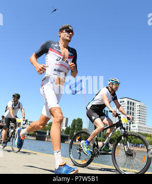 Frankfurt am Main, Deutschland. 08 Juli, 2018. Vom 8. Juli 2018, Frankfurt/Main, Deutschland: Jan Frodeno (C) aus Deutschland auf der Marathonstrecke während des Ironman Europameisterschaft. Foto: Arne Dedert/dpa Quelle: dpa Picture alliance/Alamy leben Nachrichten Stockfoto