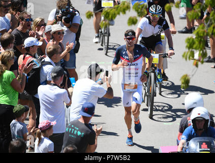 Frankfurt am Main, Deutschland. 08 Juli, 2018. Vom 8. Juli 2018, Frankfurt/Main, Deutschland: Jan Frodeno (C) aus Deutschland auf der Marathonstrecke während des Ironman Europameisterschaft. Foto: Arne Dedert/dpa Quelle: dpa Picture alliance/Alamy leben Nachrichten Stockfoto