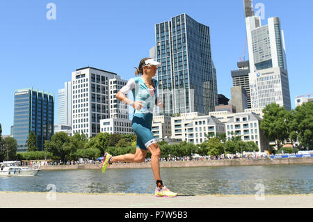 Frankfurt am Main, Deutschland. 08 Juli, 2018. Vom 8. Juli 2018, Frankfurt/Main, Deutschland: Anna Haug aus Deutschland auf der Marathonstrecke während des Ironman Europameisterschaft. Foto: Arne Dedert/dpa Quelle: dpa Picture alliance/Alamy leben Nachrichten Stockfoto