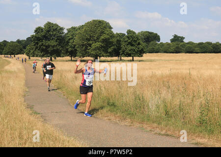 London, 8. Juli 2018. Jogger im Richmond Park auf einem anderen heißen heißen sonnigen Tag wie die anhaltende Hitzewelle und hohe Temperaturen zeigen keine Anzeichen von abatingCredit: Amer ghazzal/Alamy leben Nachrichten Stockfoto