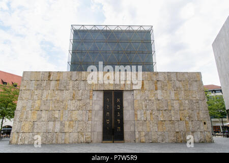 Deutschland, München. 2. Juli 2018. Außenansicht der Synagoge "Ohel Jakob" im Jüdischen Zentrum München bei St. Jakob's Plaza. Das Jüdische Zentrum München ist das Gemeindezentrum der Jüdischen religiösen Gemeinschaft von München und Oberbayern. Credit: Matthias Balk/dpa/Alamy leben Nachrichten Stockfoto