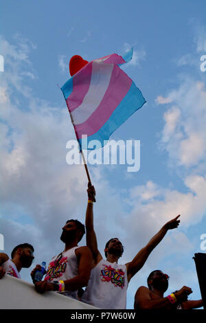 Madrid, Spanien. 7. Juli 2018. Gay Pride Parade 2018 in Madrid, Spanien am 7. Juli 2018. Hunderte von Schwulen und Lesben während der Lgbt Demonstration gesehen werden gegen LGBT-Phobie in 'Madrid Gay Pride 2018". In diesem Jahr wird 40 Jahre seit der Madrider erste autorisierte LGBT Demonstration wurde von der homosexuelle Befreiung Credit: Jorge Rey/Medien Punch/Alamy Leben Nachrichten organisiert Stockfoto