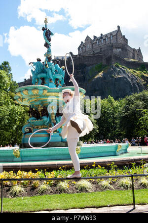 Edinburgh, Großbritannien. 08 Juli, 2018. Ross Brunnen Eingeschaltet. Edinburgh, Midlothian, Großbritannien. 08,07, 2018. Bild zeigt: Fast ein Jahr nach dem Tag, an dem die Statue von der Oberseite des Ross Brunnen in Edinburghs West Princes Street Gardens das Wasser fließt durch ihn wieder entfernt wurde - zum ersten Mal seit 2010. Es war 6. Juli 2017 bei der Restaurierung begann und das Wasser ist formell eingeschaltet, zum ersten Mal in acht Jahren heute, Sonntag, 8. Juli. Die Renovierungsarbeiten von der Ross Development Trust in Auftrag gegeben hat, die von Edinburgh Weltkulturerbe gefördert worden und wurde in collabor durchgeführt Stockfoto