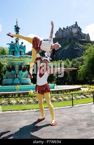 Edinburgh, Großbritannien. 08 Juli, 2018. Ross Brunnen Eingeschaltet. Edinburgh, Midlothian, Großbritannien. 08,07, 2018. Bild zeigt: Fast ein Jahr nach dem Tag, an dem die Statue von der Oberseite des Ross Brunnen in Edinburgh €™ entfernt war s West Princes Street Gardens das Wasser fließt durch Sie wieder â € "zum ersten Mal seit 2010. Es war 6. Juli 2017 bei der Restaurierung begann und das Wasser ist formell eingeschaltet, zum ersten Mal in acht Jahren heute, Sonntag, 8. Juli. Die Renovierungsarbeiten von der Ross Development Trust in Auftrag gegeben hat, die von Edinburgh Weltkulturerbe gefördert worden und war im Coll durchgeführt Stockfoto