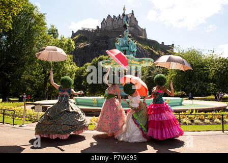 Edinburgh, Großbritannien. 08 Juli, 2018. Ross Brunnen Eingeschaltet. Edinburgh, Midlothian, Großbritannien. 08,07, 2018. Bild zeigt: Fast ein Jahr nach dem Tag, an dem die Statue von der Oberseite des Ross Brunnen in Edinburgh €™ entfernt war s West Princes Street Gardens das Wasser fließt durch Sie wieder â € "zum ersten Mal seit 2010. Es war 6. Juli 2017 bei der Restaurierung begann und das Wasser ist formell eingeschaltet, zum ersten Mal in acht Jahren heute, Sonntag, 8. Juli. Die Renovierungsarbeiten von der Ross Development Trust in Auftrag gegeben hat, die von Edinburgh Weltkulturerbe gefördert worden und war im Coll durchgeführt Stockfoto