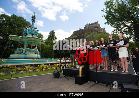 Edinburgh, Großbritannien. 08 Juli, 2018. Ross Brunnen Eingeschaltet. Edinburgh, Midlothian, Großbritannien. 08,07, 2018. Bild zeigt: Fast ein Jahr nach dem Tag, an dem die Statue von der Oberseite des Ross Brunnen in Edinburgh €™ entfernt war s West Princes Street Gardens das Wasser fließt durch Sie wieder â € "zum ersten Mal seit 2010. Es war 6. Juli 2017 bei der Restaurierung begann und das Wasser ist formell eingeschaltet, zum ersten Mal in acht Jahren heute, Sonntag, 8. Juli. Die Renovierungsarbeiten von der Ross Development Trust in Auftrag gegeben hat, die von Edinburgh Weltkulturerbe gefördert worden und war im Coll durchgeführt Stockfoto