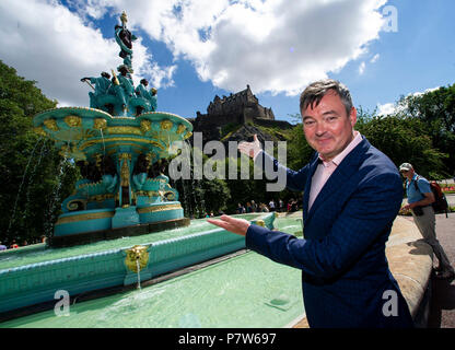 Edinburgh, Großbritannien. 08 Juli, 2018. Ross Brunnen Eingeschaltet. Edinburgh, Midlothian, Großbritannien. 08,07, 2018. Bild zeigt: Fast ein Jahr nach dem Tag, an dem die Statue von der Oberseite des Ross Brunnen in Edinburghs West Princes Street Gardens das Wasser fließt durch ihn wieder entfernt wurde - zum ersten Mal seit 2010. Es war 6. Juli 2017 bei der Restaurierung begann und das Wasser ist formell eingeschaltet, zum ersten Mal in acht Jahren heute, Sonntag, 8. Juli. Die Renovierungsarbeiten von der Ross Development Trust in Auftrag gegeben hat, die von Edinburgh Weltkulturerbe gefördert worden und wurde in collabor durchgeführt Stockfoto