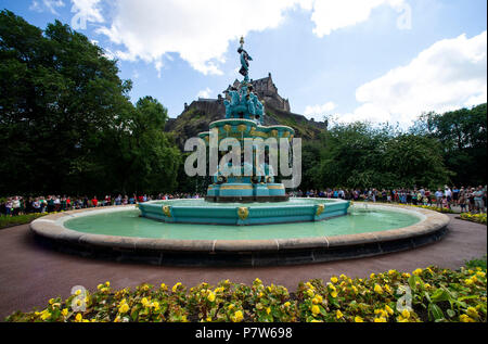 Edinburgh, Großbritannien. 08 Juli, 2018. Ross Brunnen Eingeschaltet. Edinburgh, Midlothian, Großbritannien. 08,07, 2018. Bild zeigt: Fast ein Jahr nach dem Tag, an dem die Statue von der Oberseite des Ross Brunnen in Edinburghs West Princes Street Gardens das Wasser fließt durch ihn wieder entfernt wurde - zum ersten Mal seit 2010. Es war 6. Juli 2017 bei der Restaurierung begann und das Wasser ist formell eingeschaltet, zum ersten Mal in acht Jahren heute, Sonntag, 8. Juli. Die Renovierungsarbeiten von der Ross Development Trust in Auftrag gegeben hat, die von Edinburgh Weltkulturerbe gefördert worden und wurde in collabor durchgeführt Stockfoto