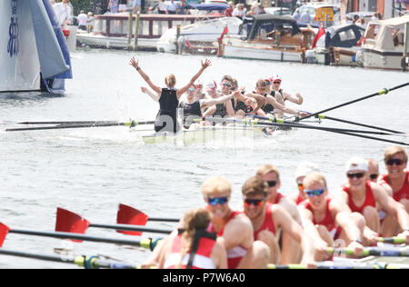 Henley Royal Regatta, Henley on Thames, Großbritannien. 8. Juli 2018. Themse rudern Club ein Gewinn der Themse Challenge Cup schlagen N.S.R OSLO aus Norwegen. Quelle: Allan Staley/Alamy leben Nachrichten Stockfoto