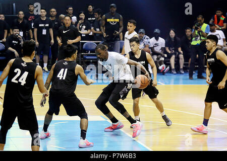 Quezon City, Philippinen. 8. Juli 2018. Kevin Durant (C) der Golden State Warriors steuert den Ball während der Teilnahme an einem Basketball Ausstellung während seines eintägigen Besuchs in Quezon City, Philippinen, 8. Juli 2018. Credit: rouelle Umali/Xinhua/Alamy leben Nachrichten Stockfoto