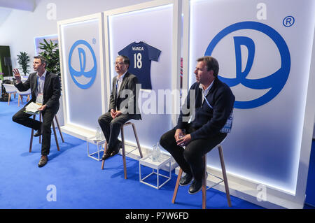 Moskau, Russland. 8. Juli 2018. Die FIFA Chief Commercial Officer Philippe Le FLOC'h (1. R) und CEO von Wanda Sport Gruppe Yang Hengming (C) an die Medien Tag der offenen Tür von Wanda Gruppe Luzhniki Stadion in Moskau, der Hauptstadt Russlands, am 8. Juli 2018. Credit: Shan Yuqi/Xinhua/Alamy leben Nachrichten Stockfoto