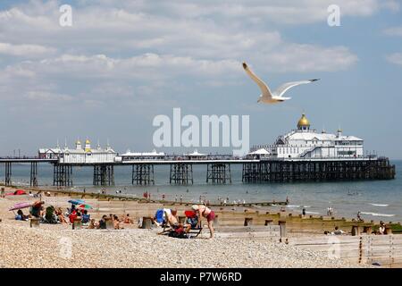 Eastbourne, Großbritannien. 8. Apr 2018. UK Wetter. Tagesausflügler genießen Sie einen schönen Tag am Pier in Eastbourne, East Sussex, UK. Credit: Ed Brown/Alamy leben Nachrichten Stockfoto