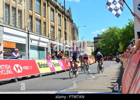 Bristol, UK. 08 Juli, 2018. Eine kostenlose Festival der Britischen Radfahren, Elite Pro Racer und dann nach der Veranstaltung mit dem Titel, für alle Altersgruppen. Es gab eine lange verzögerten Start für die Wichtigsten mens Pro Racers aufgrund nicht genug Sicherheit Schranken setzen. Mike Tindall war alles so auf der Veranstaltung auf einem sehr, sehr heiß und feucht Tag gesehen. Robert Timoney/Alamy/Live/News Credit: Robert Timoney/Alamy leben Nachrichten Stockfoto