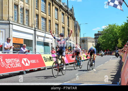 Bristol, UK. 08 Juli, 2018. Eine kostenlose Festival der Britischen Radfahren, Elite Pro Racer und dann nach der Veranstaltung mit dem Titel, für alle Altersgruppen. Es gab eine lange verzögerten Start für die Wichtigsten mens Pro Racers aufgrund nicht genug Sicherheit Schranken setzen. Mike Tindall war alles so auf der Veranstaltung auf einem sehr, sehr heiß und feucht Tag gesehen. Robert Timoney/Alamy/Live/News Credit: Robert Timoney/Alamy leben Nachrichten Stockfoto