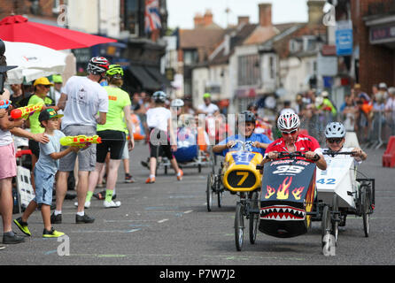 Ringwood, Großbritannien. 8. Juli 2018. Wettbewerber sind abgekühlt, während der Teilnahme an der britischen Pedal Car Grand Prix durch die Straßen der New Forest Marktstadt Ringwood. Die Veranstaltung läuft seit über dreißig Jahren und zieht Tausende von Zuschauern. Ringwood, Hampshire UK. Credit: Richard Knick/Alamy leben Nachrichten Stockfoto