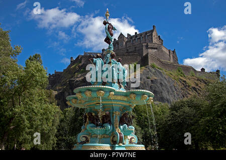 Edinburgh, Schottland, Großbritannien. Vom 8. Juli 2018. Ross Brunnen, West Princes Street Schalter Gärten am Tag, der Brunnen Wasser, das im Jahr 2010 geschaltet wurde. Stockfoto