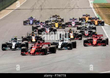 Silverstone Circuit, Silverstone, Großbritannien. 8. Juli 2018. Britische Formel 1 Grand Prix, Race Day; Sebastian Vettel in seiner Scuderia Ferrari SF 71H führt Hamilton und Bottas in der ersten Kurve Credit: Aktion plus Sport/Alamy leben Nachrichten Stockfoto