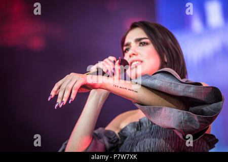 Roskilde, Dänemark. Vom 7. Juli 2018. . Der englische Sänger und Songwriter Dua Lipa führt ein Live Konzert während der dänischen Musik Festival Roskilde Festival 2018. Hier ein Tattoo auf dem Arm, Das nichts bedeutet. (Foto: Gonzales Foto - Thomas Rasmussen). Credit: Gonzales Foto/Alamy leben Nachrichten Stockfoto